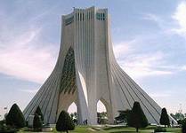 Monument Azadi à l'entrée de la ville