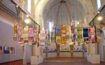 installation de livres peints à la Chapelle des Pénitents Bleus de Narbonne